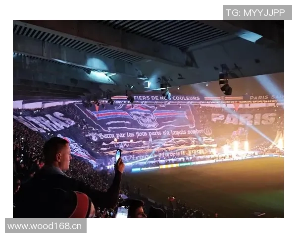 巴黎圣日耳曼主场TIFO致敬十年前巴黎恐袭遇难者的深情纪念